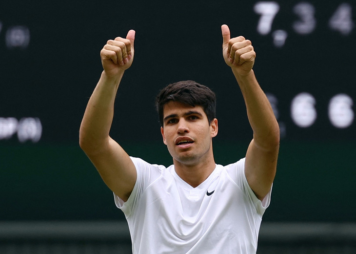 Alcaraz vào chung kết Wimbledon 2024, đối đầu Djokovic - Ảnh: REUTERS